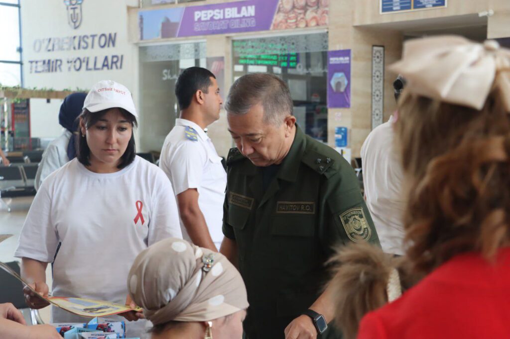 Qarshi temir yo‘l vokzali va aeroportida OIVga qarshi profilaktik tadbirlar o‘tkazildi